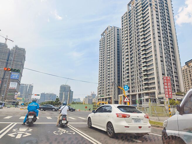 桃園市政府市政會議日前通過《房屋稅徵收率自治條例》修正草案，明年5月全國囤房2.0開徵後，預估有36萬戶適用「單一自住房屋輕稅」1.0％最低稅率。（賴佑維攝）