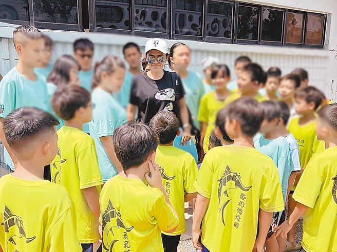 彰化市泰和国小游泳队20日在彰化县长杯游泳赛几乎横扫国小男生中高年级组各项赛事金牌，但教练与多数金牌选手决定出走，这次赛事成了他们代表泰和国小出赛的最后一役。（家长提供／孙英哲彰化传真）