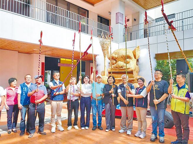 雲林縣崙背鄉港尾村水汴頭的崇賢寺每年中秋有「澹仔火迎暗景」傳統，如今是雲林詔安客家文化一大特色。（本報資料照片）
