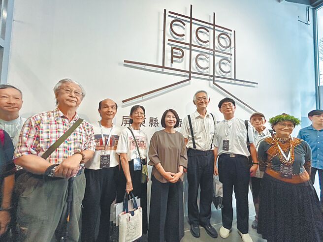 歷經7年，屏東縣典藏中心於20日開幕啟用，館內典藏原住民、美術類、民俗類等3000餘件文物，全是日據時期以來屏東藝術家經典之作。（謝佳潾攝）