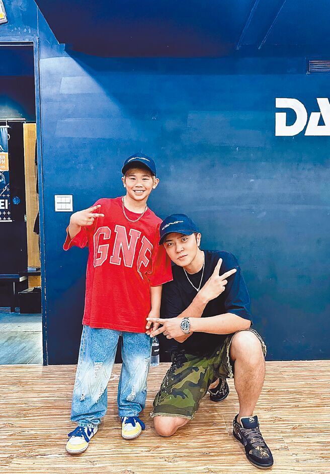 NANA（左）视罗志祥为偶像，向他看齐。（开心果娱乐提供）