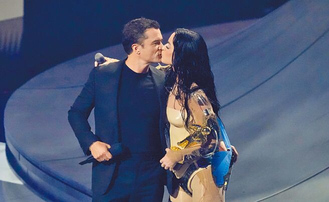 凱蒂佩芮（右）日前在MTV音樂錄影帶大獎上和奧蘭多布魯熱吻放閃。（美聯社）