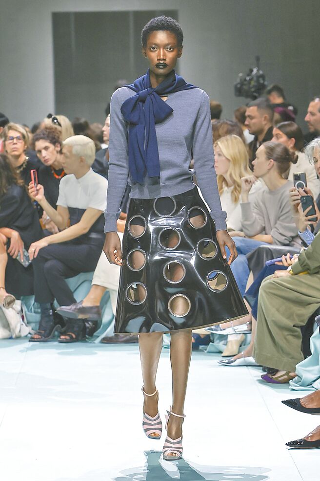 本季有許多金屬質地的面料，品牌以此塑造科技與日常相互交融的模樣。（Prada提供）