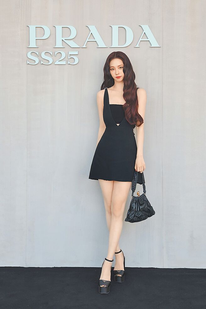 Karina出席Prada 2025春夏系列大秀。（Prada提供）