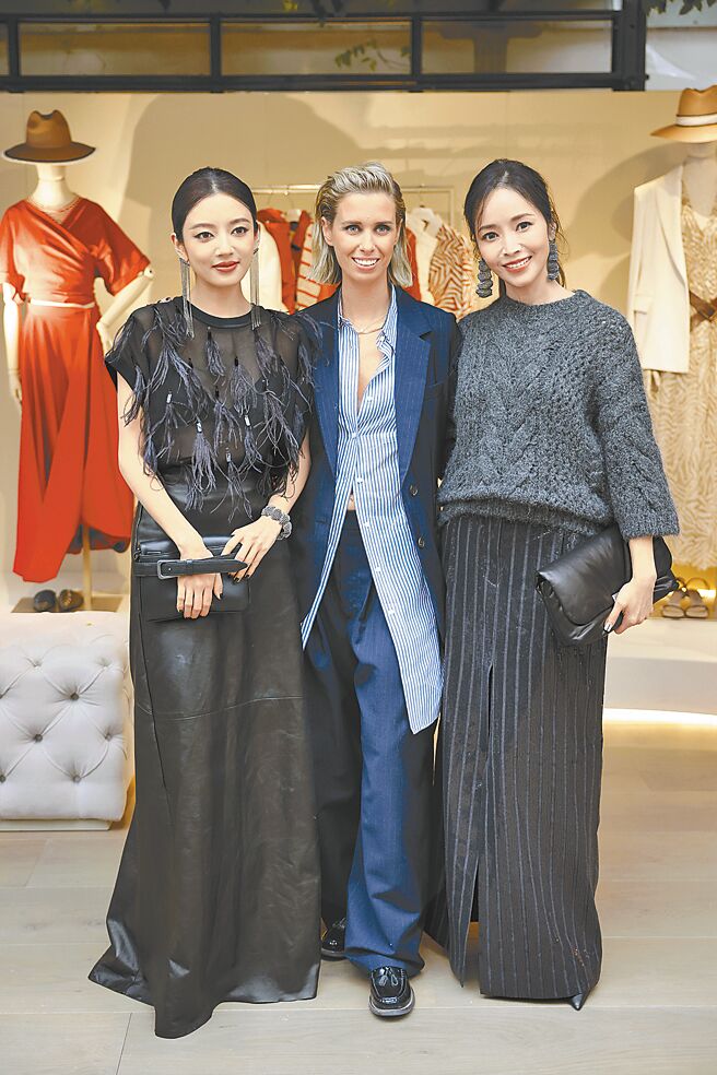 侯佩岑（右）、何瑞賢（左）現身2025春夏系列展示會。（Brunello Cucinelli提供）