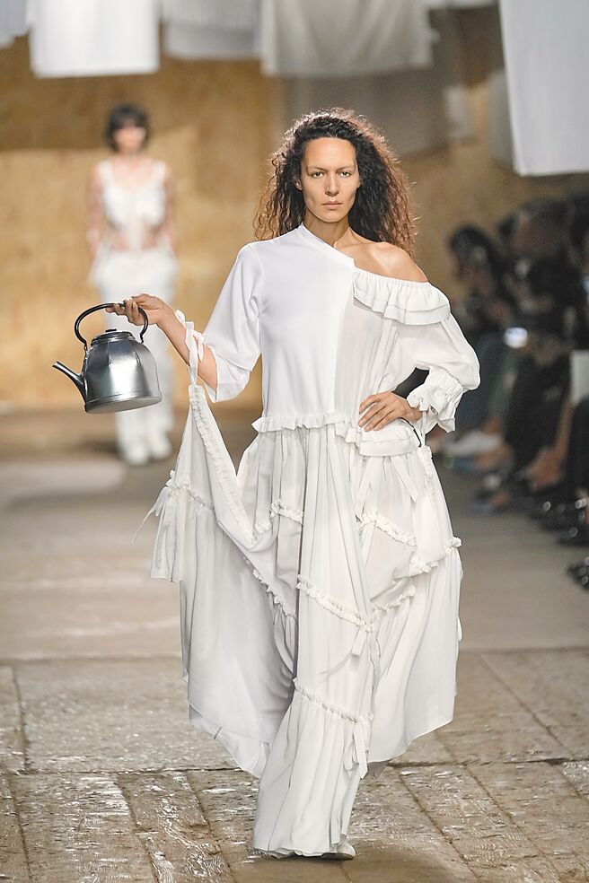 MOSCHINO 2025春夏系列秀上模特兒手拿快煮壺玩味十足。（美聯社）