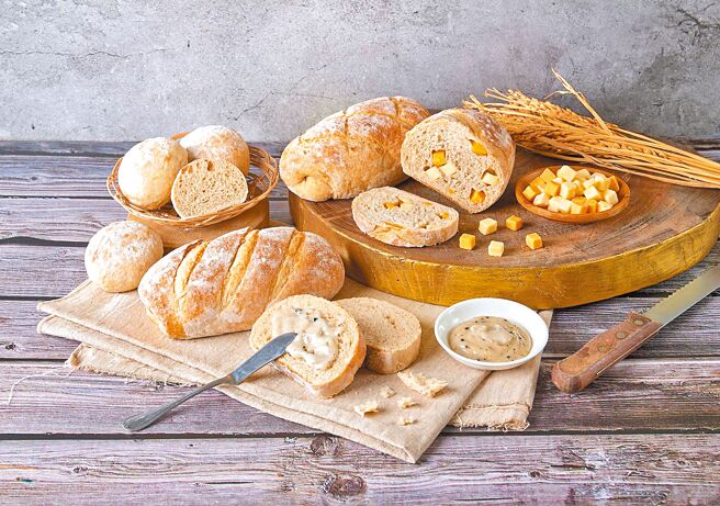 挪威百年品牌斯坦格兰磨坊自制麵粉首登台，家乐福独家挪威麵包新登场。（家乐福提供）