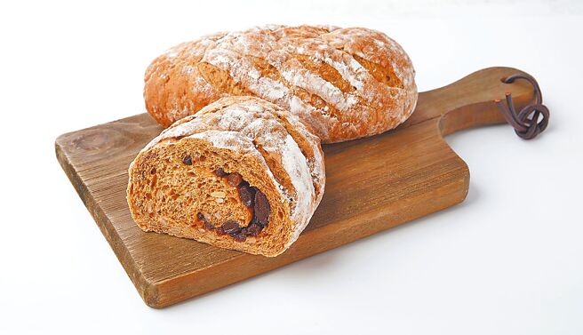 家乐福新品多谷物莱姆葡萄麵包，每个128元。（家乐福提供）