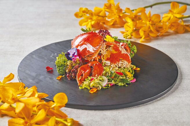 台北福華嚴選當季蟹黃飽滿肥美的處女蟳，館內3家中餐廳推出3款「季節嘗鮮 海味滿載秋季套餐」迎饕客。（台北福華大飯店提供）