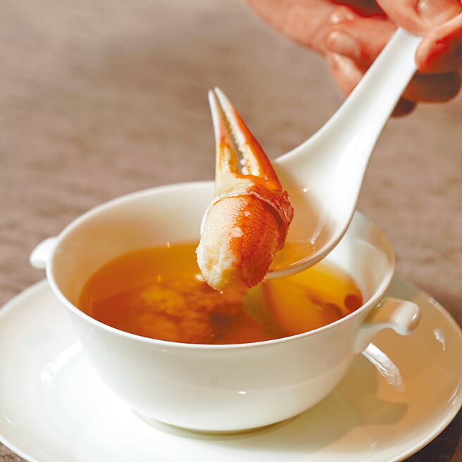 朧粵逾20道香蟹美饌登場，圖為黃耳松茸燉蟹鉗。（朧粵提供）