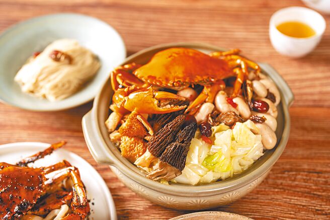 「麻油山珍浸肥蟹」加入滿滿蟹黃的紅蟳和羊肚菌、猴頭菇、雞胇，以山珍海味搶攻饕客味蕾。（福容大飯店桃園機捷A8店提供）