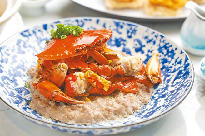 「紅蟳蒸土魷肉餅」以當季新鮮紅蟳與經典粵式家常料理「土魷蒸肉餅」創新結合。（高雄洲際酒店提供）