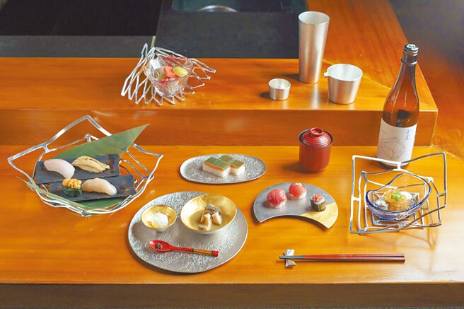 「山里」日料携手日本富山县传承400年铸造技术的锡器品牌「能作」，推出「能作X山里寿司秋月飨宴」套餐。（能作NOUSAKU提供）【饮酒过量有碍健康】