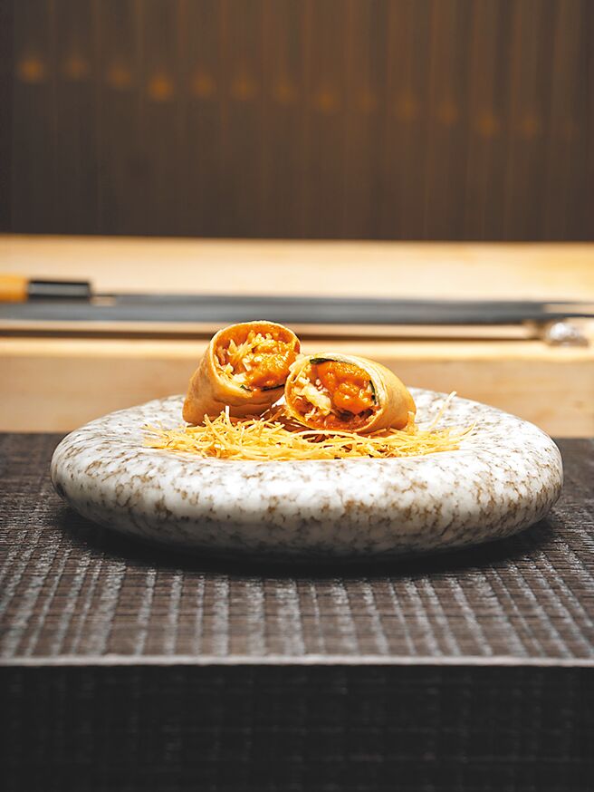 「松叶蟹海胆炸春卷」将松叶蟹的细腻与马粪海胆的浓郁融合，配合紫苏叶的清新，增添丰富层次感。（blu koi提供）