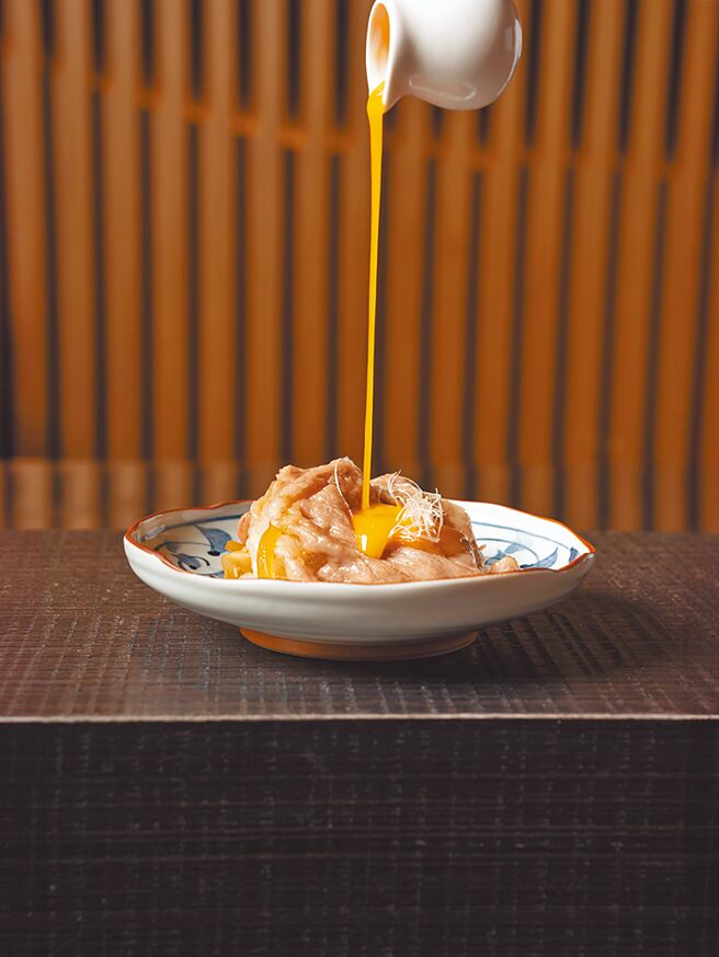 「A5和牛寿喜烧」以丰富肉香搭配秘制寿喜烧汤汁，可体验舌尖极致享受。（blu koi提供）