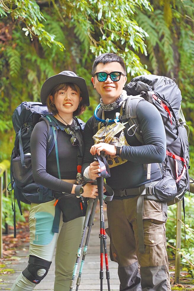 松松（右）、拉亚私下是一对热爱爬山的情侣。（林松骏提供）