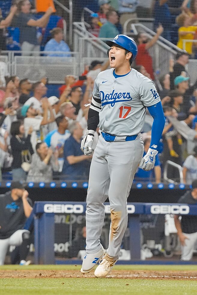 50轟─大谷翔平於6局上、7局上（見圖）、9局上連3打席開轟，以單場3響炮完成單季50轟、50盜的空前創舉。（美聯社／路透）