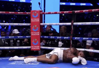 拳擊》IBF冠軍戰爆冷！喬雪遭痛打「4度倒地」被拳王KO