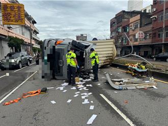 大貨車翻覆駕駛受困獲救 意識模糊緊急送醫搶救