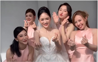 陳喬恩太美啦！穿深V白紗同框七朵花伴娘團　鄭元暢也來了