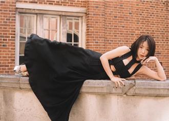 不只3塊布透視裝！郭書瑤再換「胸前鏤空」戰袍網噴鼻血