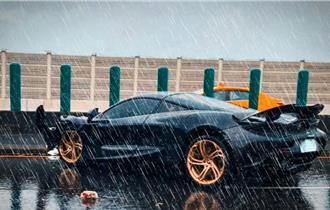 天雨路滑失控自撞分隔島  1650萬「麥拉倫」車頭毀了