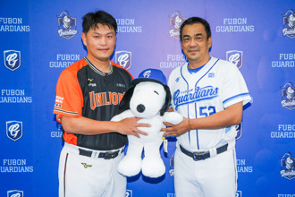 中職》預祝潘威倫退休生活順心 悍將送上史努比玩偶