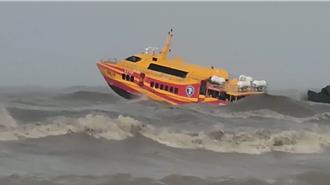 驚悚！小琉球交通船遇狂浪變「海盜船」  23日再停駛