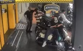 男台南闹区随机抢盗 当街找上移工！亮刀抢夺画面曝光