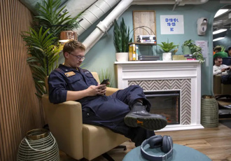 美國林肯號航艦起居艙有「家的質感」官兵們都說讚