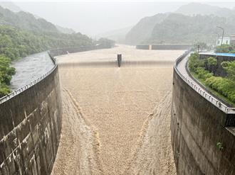 北基宜12地發布「淹水警戒」 熱低壓灌飽全台水庫紛洩洪