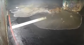 汐止暴雨积水「冲倒围墙」瞬间曝 泥浆涌出10几辆机车遭殃