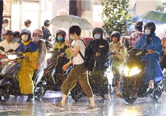低壓帶挾3波強雨彈襲擊！北市災害應變中心3級開設
