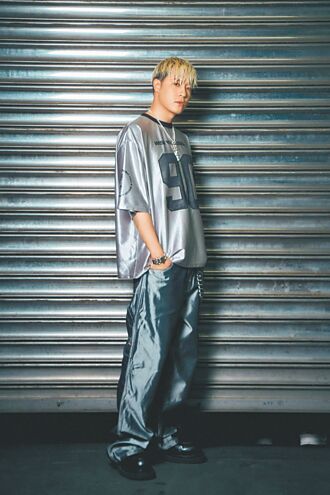 周汤豪快闪信义区 飙唱夯曲送票