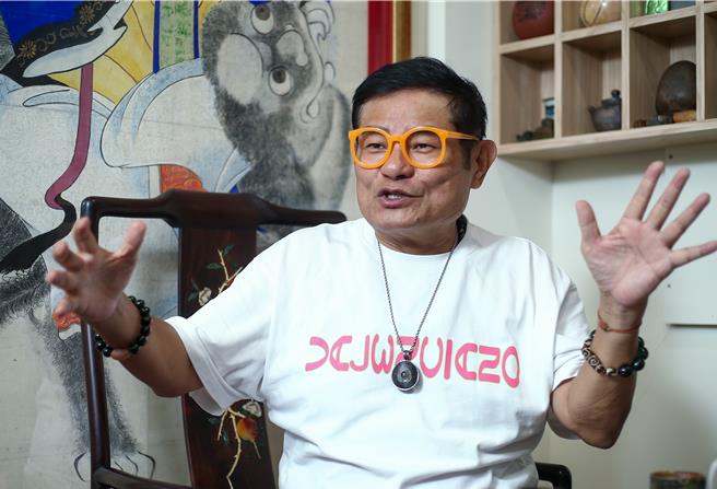 许效舜分享，有观眾带着拖鞋要求被打的故事。（罗永铭摄）