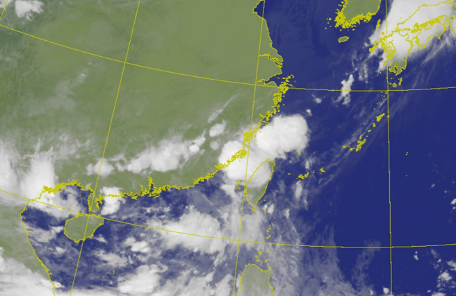 热带低压17W目前位处北部海面，预估白天转西南进入台湾海峡，但JTWC认为有机率升级为轻度颱风。(图／中央气象署)