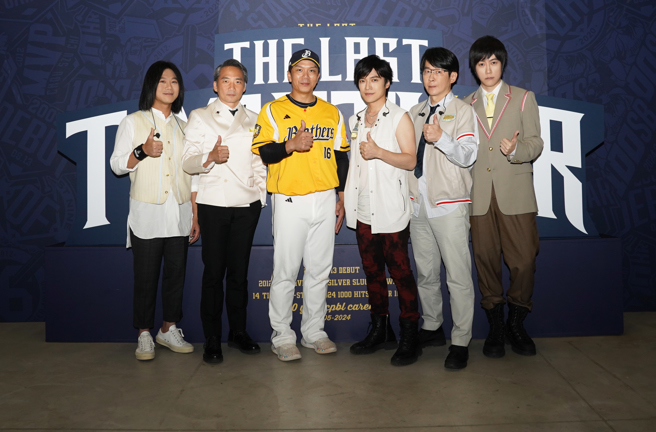 「摇滚天团」五月天21日来到台北大巨蛋，赛后为中信兄弟周思齐（中）献唱。（相信音乐提供）