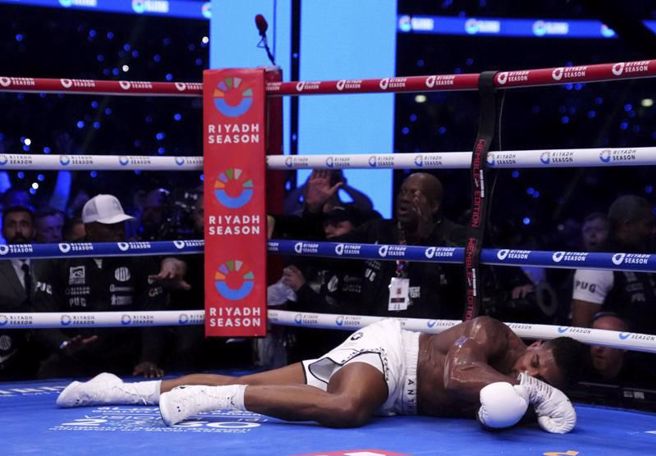 安森尼喬雪被打倒在地。（美聯社）