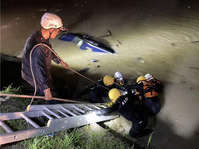 高屏溪河滨公园，旧铁桥。（翻摄画面）