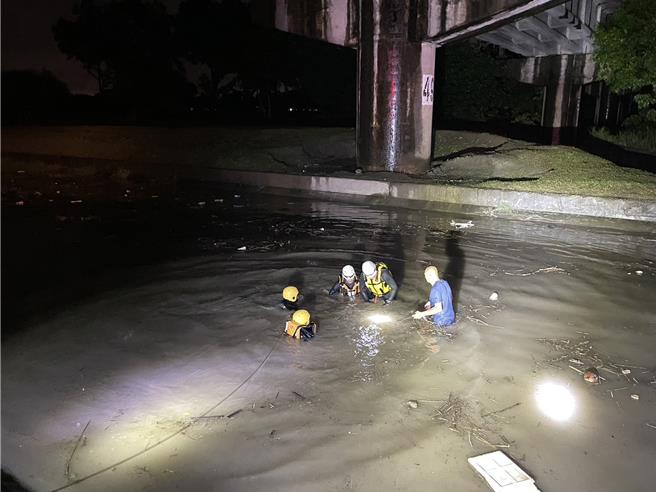 现场救援情况。（翻摄画面）