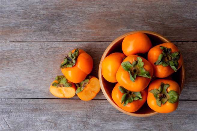 秋季是柿子的產季，適量食用可助潤肺止咳。（示意圖，Shutterstock／達志）