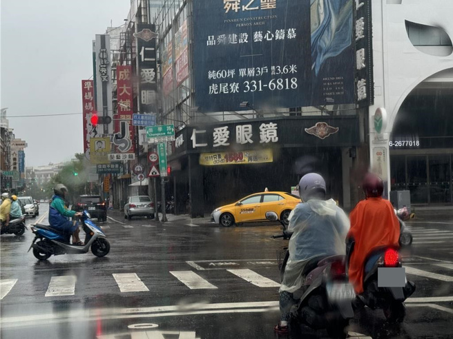 台南市22日持續降雨，預估明天（23日）雨勢才會趨緩。（曹婷婷攝）