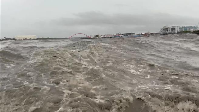 屏東豪雨特報，往返東港、小琉球的航線因風浪過大，一度停航。（聯營處提供／羅琦文屏東傳真）