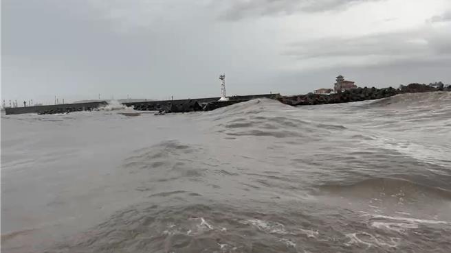 屏東豪雨特報，往返東港、小琉球的航線因風浪過大，一度停航。（聯營處提供／羅琦文屏東傳真）