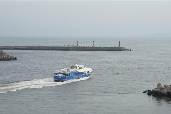 往返東港、小琉球的航線因風浪過大，一度停航，但後續泰富、藍白、聯營處東琉線宣布10點後復航。（資料畫面）
