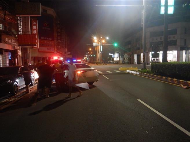 疑驾驶毒驾，北区忠明路近忠太东路发生自小客衝撞路停2台自小客车祸，事故造成3方车损。（中市警二分局提供／冯惠宜台中传真）