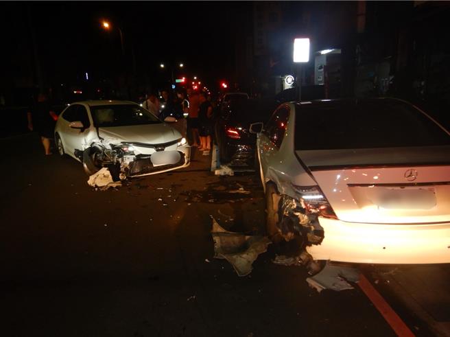 疑驾驶毒驾，北区忠明路近忠太东路发生自小客衝撞路停2台自小客车祸，事故造成3方车损。（中市警二分局提供／冯惠宜台中传真）