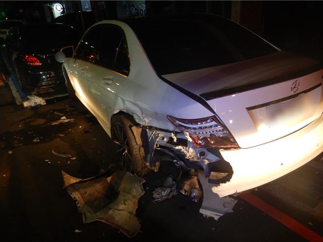 疑驾驶毒驾，北区忠明路近忠太东路发生自小客衝撞路停2台自小客车祸，事故造成3方车损。（中市警二分局提供／冯惠宜台中传真）