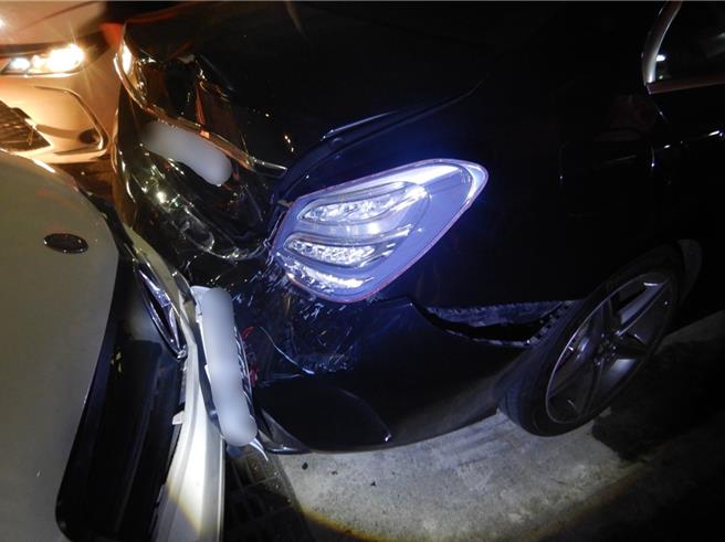 疑驾驶毒驾，北区忠明路近忠太东路发生自小客衝撞路停2台自小客车祸，事故造成3方车损。（中市警二分局提供／冯惠宜台中传真）