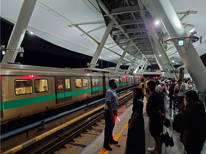 高雄捷運昨日才剛完成演唱會疏運，沒想到今天上午就疑似受大雨影響電力出現異常，R17世運站至RK1青埔站營運中斷啟動公車接駁。（任義宇攝）